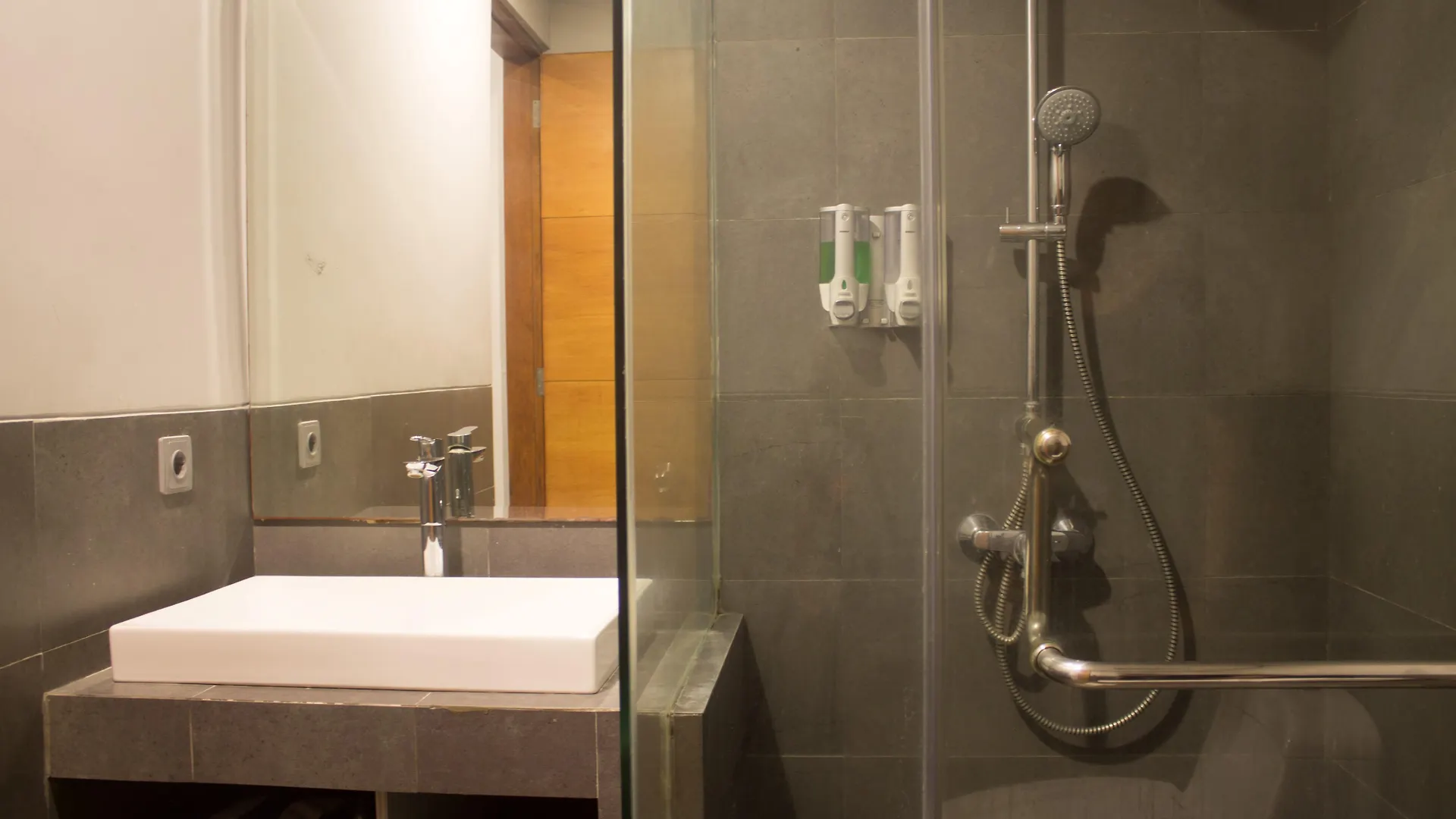 Transera Kamini Legian Hotel