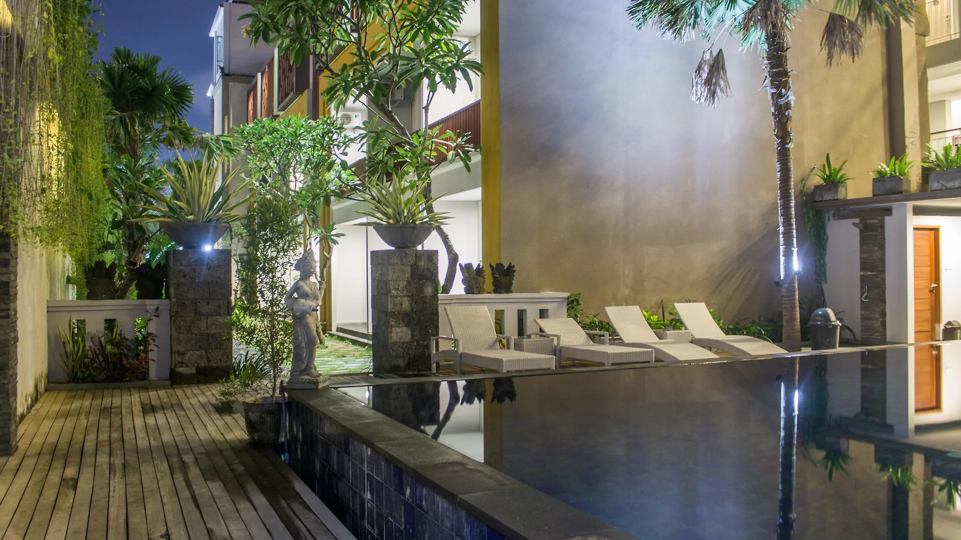 Transera Kamini Legian Hotel 3*, Legian (Bali)